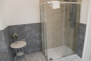 Chambre Quadruple (5) | Salle de bain | Douche, articles de toilette gratuits, sèche-cheveux, bidet
