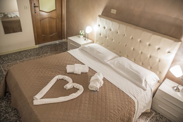 Chambre Économique | Bureau, rideaux occultants, fer et planche à repasser, Wi-Fi gratuit