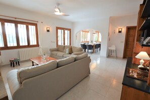 Una Smart TV, una mesa de tenis de mesa, libros, un reproductor estéreo