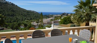 Villa 5 seng. 10 pers. / Privat svømmebasseng / havutsikt / Hage / terrasse / Wifi