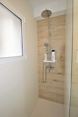 Dusche, Haartrockner, Handtücher, Seife