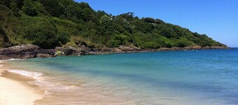 Stunning Seaside Apartment, Super sea views, prestigious elevated location, WiFi