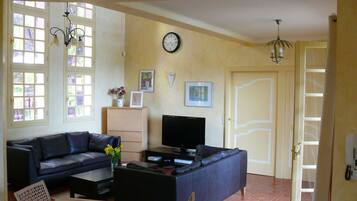 TV connectée, cheminée, baby-foot, table de tennis de table