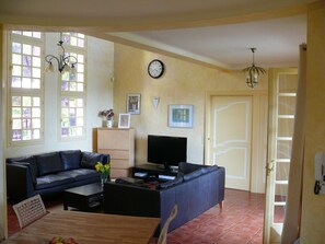 TV connectée, cheminée, baby-foot, table de tennis de table