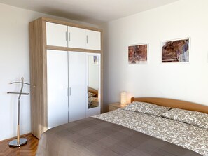 2 bedrooms, iron/ironing board, free WiFi, bed sheets