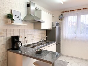 Kjøleskap, mikrobølgeovn, kokeplater og oppvaskmaskin