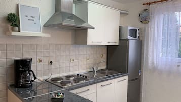 Køleskab, mikrobølgeovn, kogeplade, opvaskemaskine