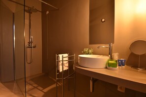 Apartment, 1 Schlafzimmer, Nichtraucher | Badezimmer | Dusche, Regendusche, Bidet, Handtücher
