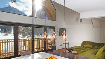 Luxury Apartment with Sauna (1) | Wohnbereich | 38-Zoll-LCD-Fernseher mit Digitalempfang, Fernseher, Fußbodenheizung