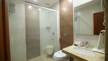 Kamar Double atau Twin Bisnis, 2 Tempat Tidur Twin, Bebas Asap Rokok | Kamar mandi | Shower dan handuk