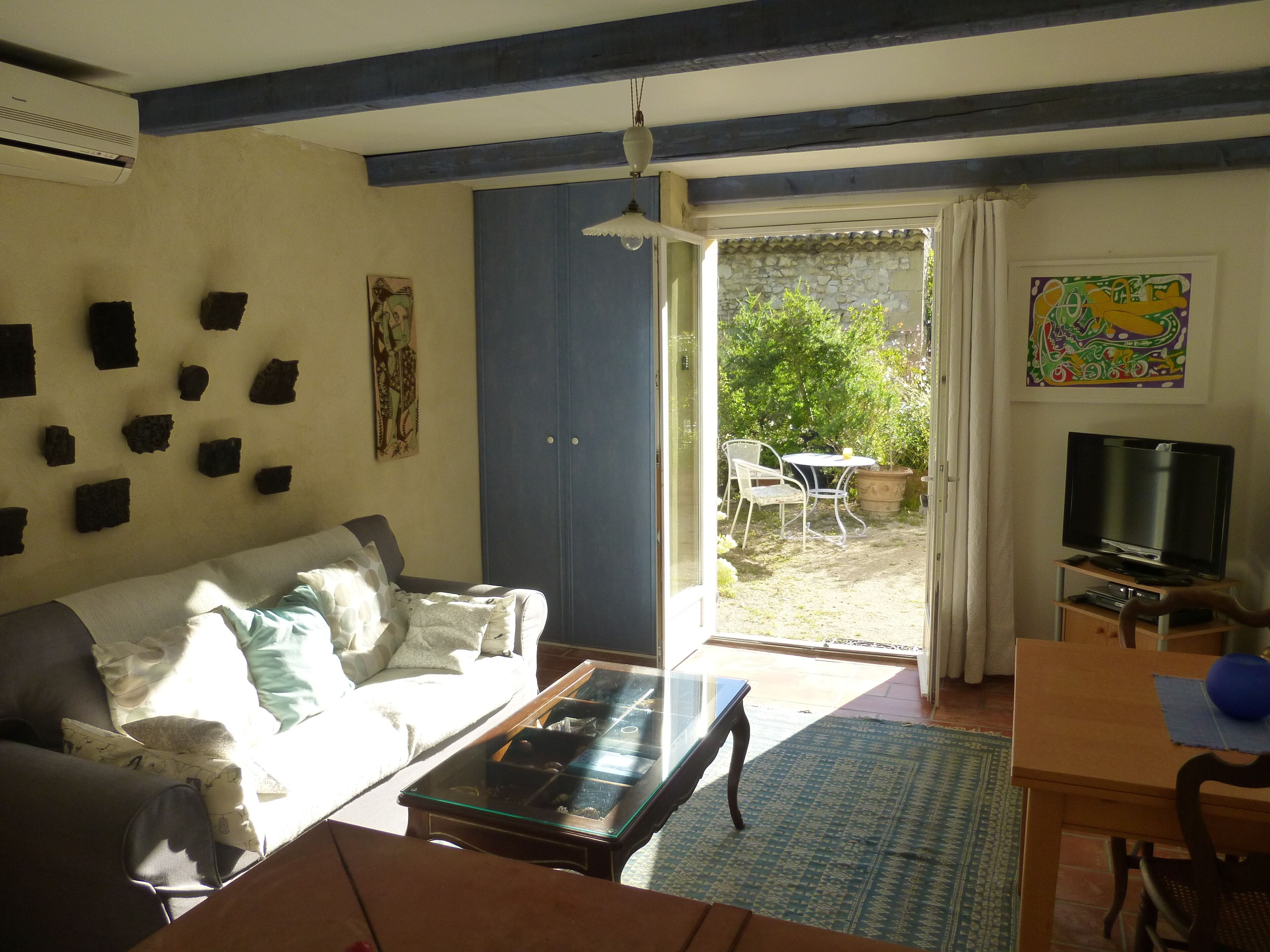 In a beautiful Provencal setting, airconditioned house for 2 with swimming pool
