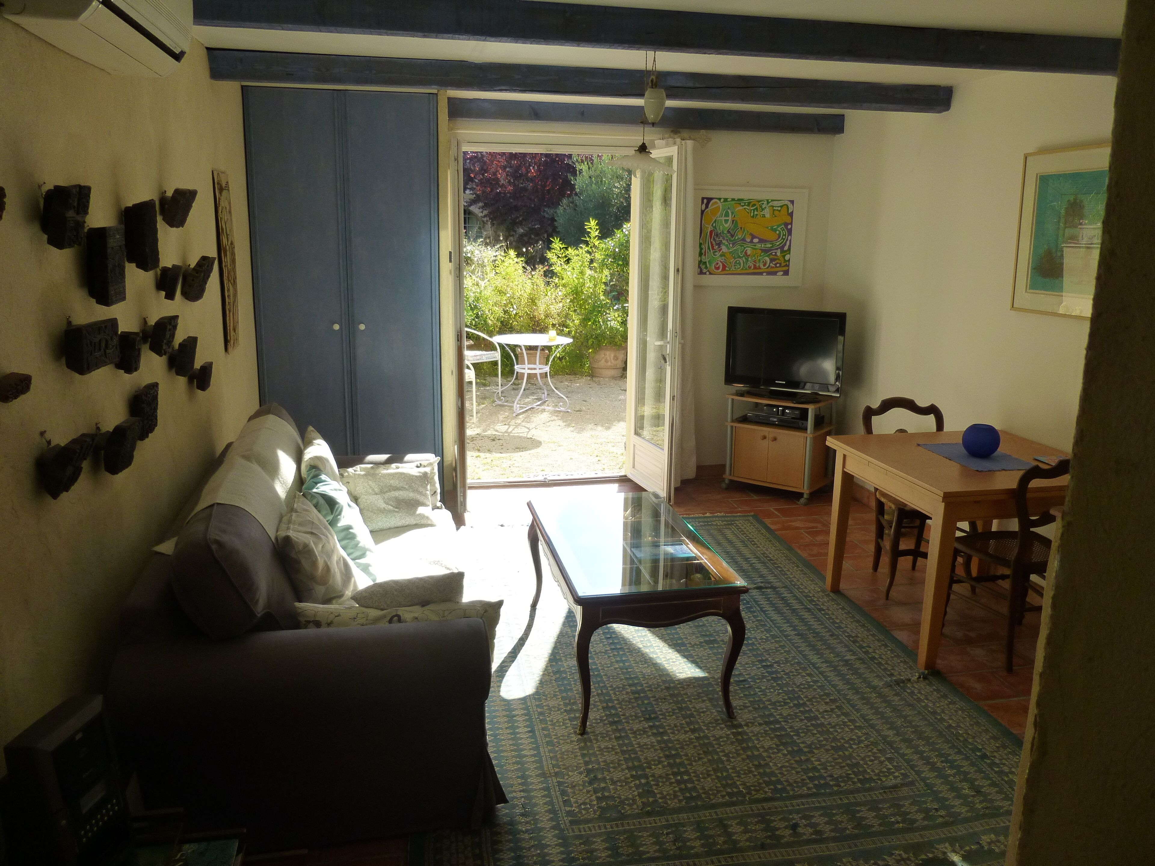 In a beautiful Provencal setting, airconditioned house for 2 with swimming pool