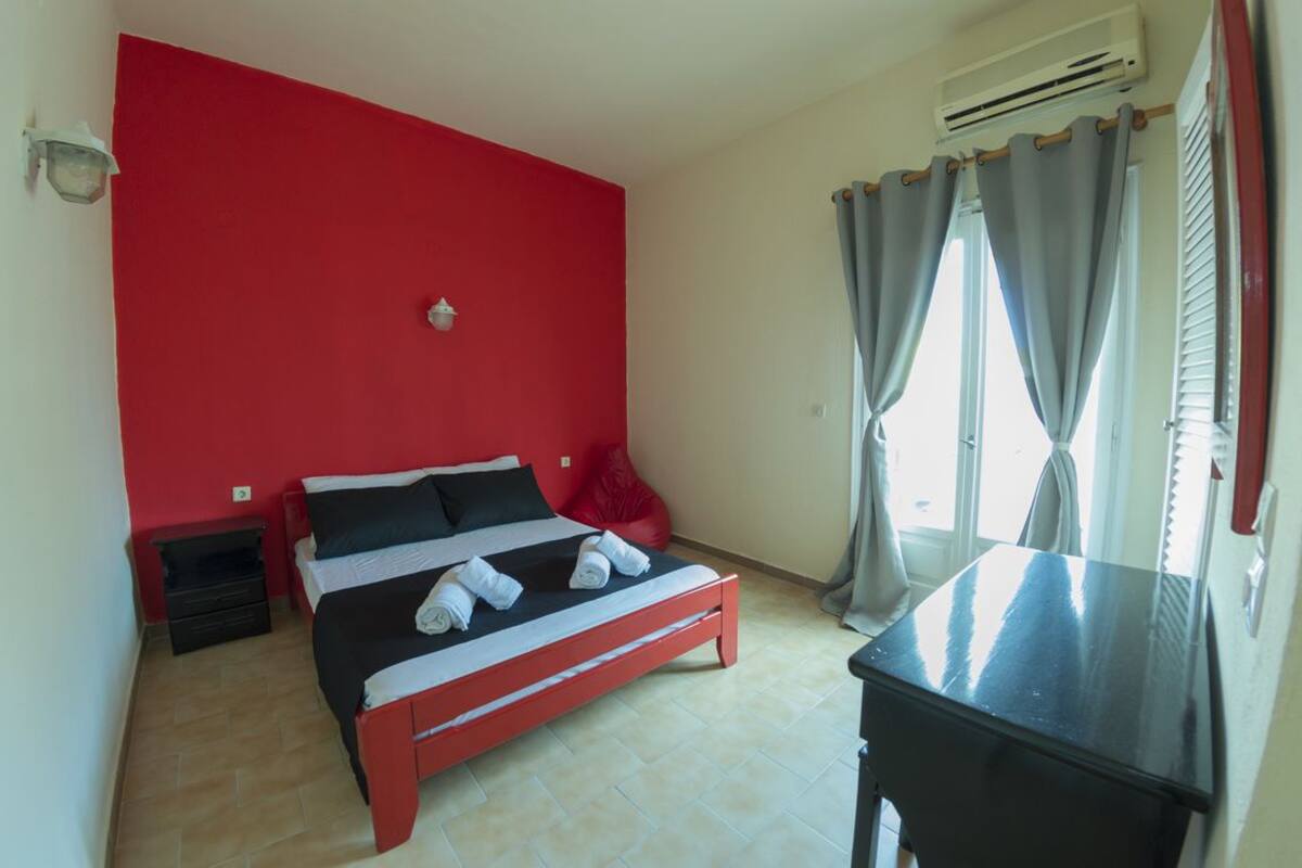 Standard Apartment, 3 Twin Beds, Smoking, Garden View | Desk, blackout drapes, free WiFi, bed sheets