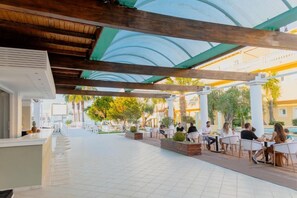 تناول الطعام بالخارج