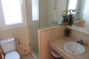 Een douche, een haardroger, handdoeken, toiletpapier