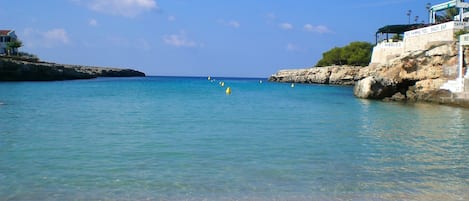 Nära stranden och solstolar