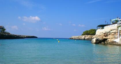Großer Wert. Stilvolle Villa am Meer neben Cala Blanca Beach. Leicht zu Fuß.