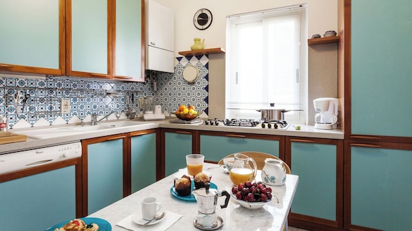 Kühlschrank, Mikrowelle, Ofen, Geschirrspüler