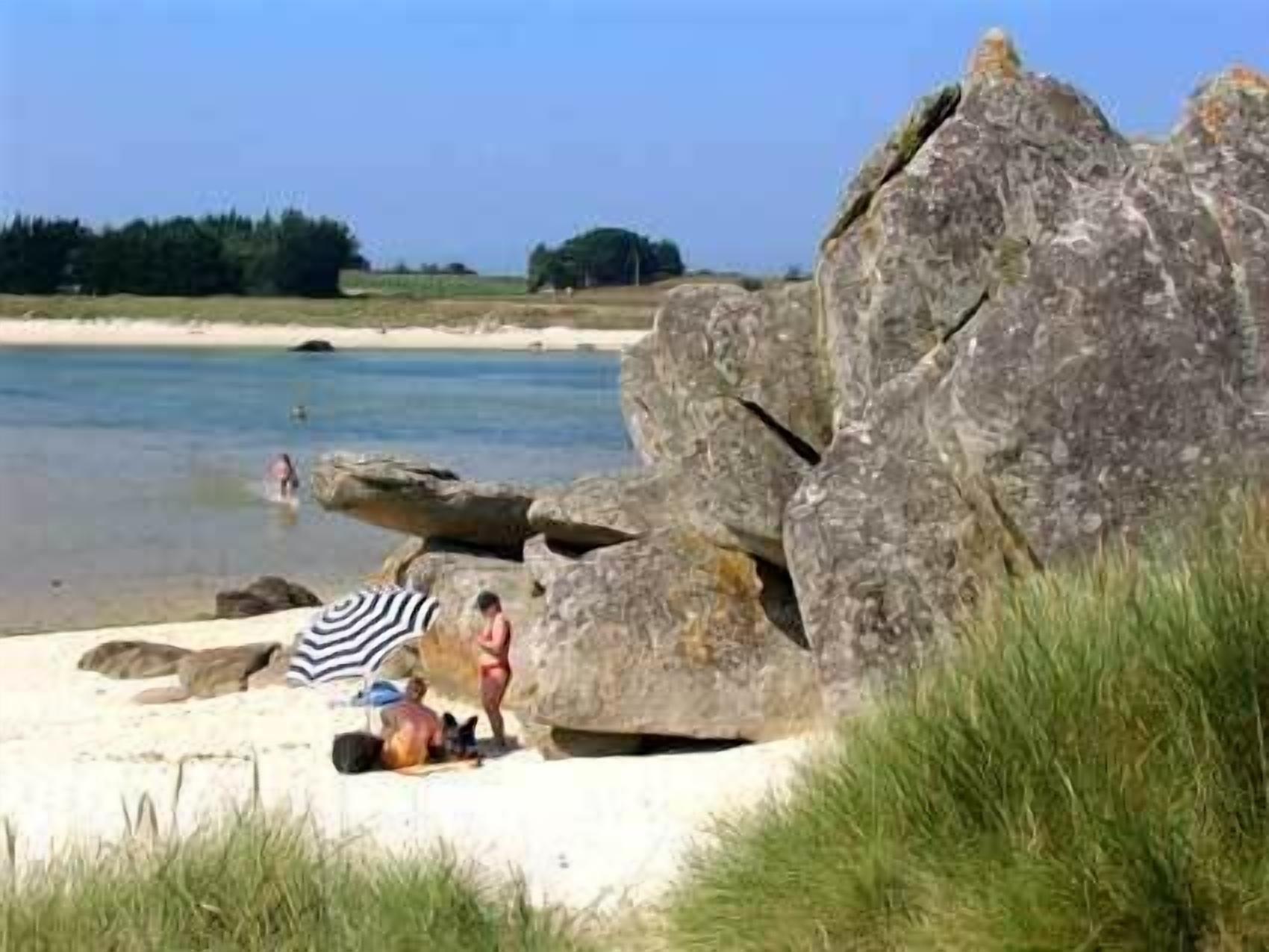 Nær stranden og solsenger