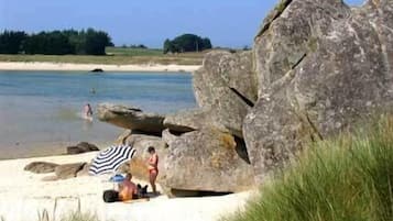 Vlak bij het strand, ligstoelen