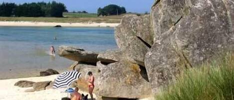 بالقرب من الشاطئ، كراسي للتشمس