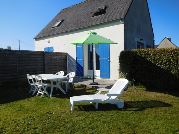 Outdoor dining - house sea and nature (Guissény)