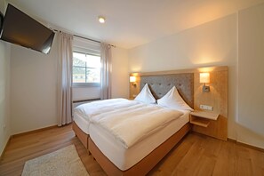 Apartamento, varanda, vista para o lago | Cofres nos quartos, escrivaninha, espaço de trabalho para notebook