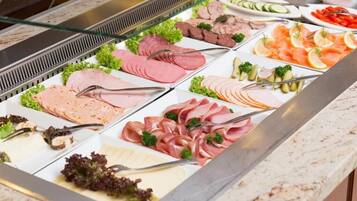 Bữa sáng buffet hàng ngày với phụ phí nhỏ