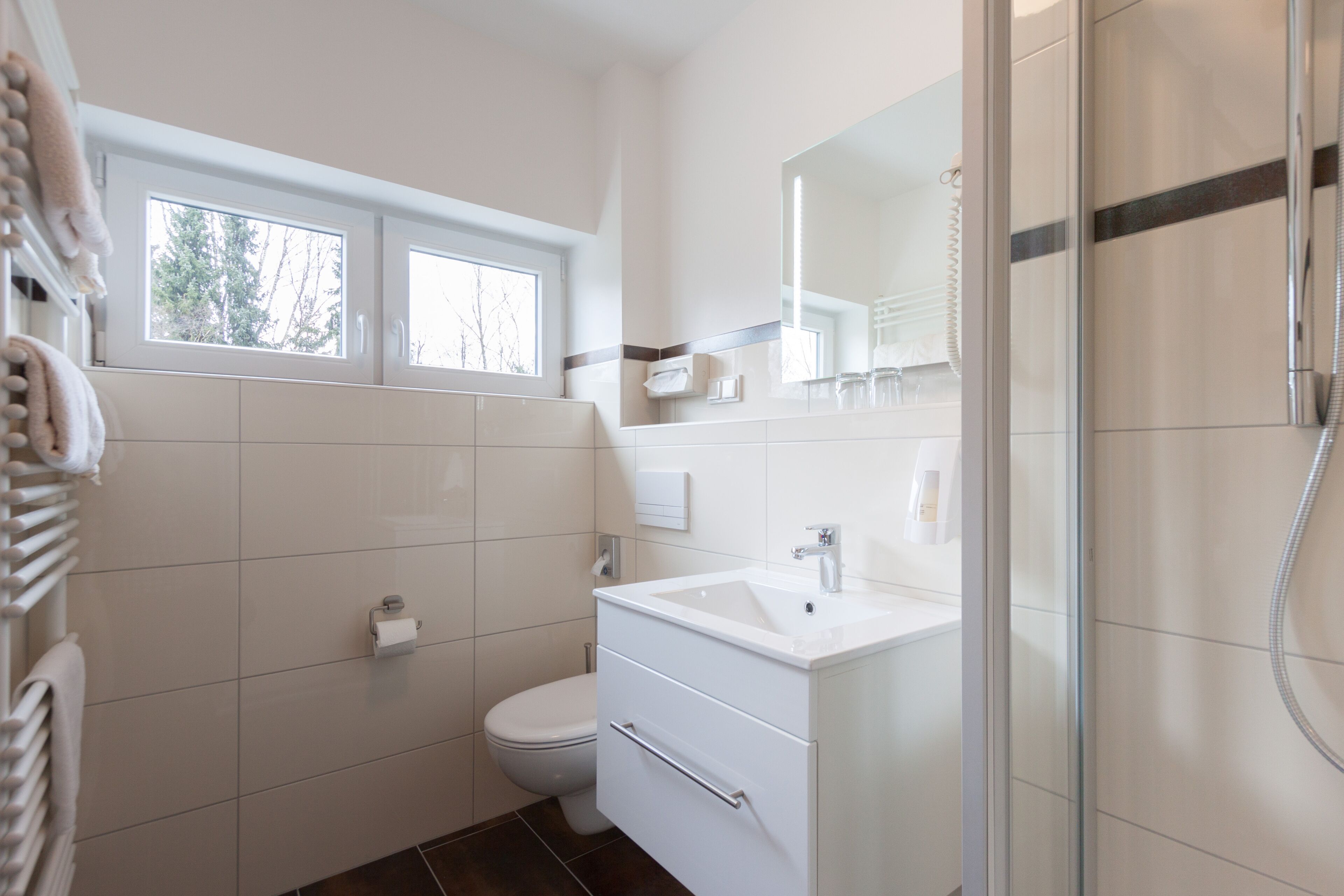 standard double room | bathroom | free toiletries, hair dryer, towels, soap