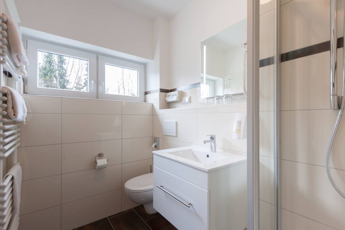 standard double room | bathroom | free toiletries, hair dryer, towels, soap