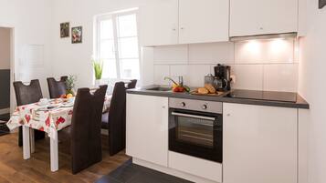 Fridge, oven, stovetop, cookware/dishes/utensils