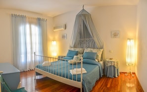 5 bedrooms, desk, soundproofing, iron/ironing board