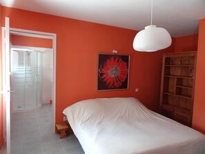 5 bedrooms, iron/ironing board, free WiFi, bed sheets