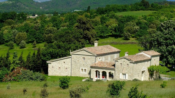 A stone building with a tiled roof, surrounded by lush greenery and mountains in the background. - Drôme provençale quiet country house (Cléon-D'andran)