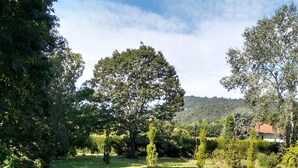 A grassy garden with trees and a house in the background. - Welc-om Green Cottage (Teolo)