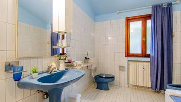 Apartment, 2 Bedrooms, Non Smoking | Bathroom sink