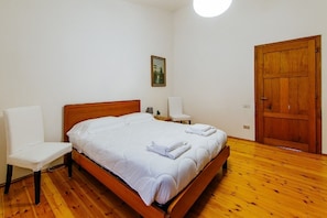 Apartment, 2 Bedrooms, Non Smoking | 2 bedrooms, individually decorated, individually furnished