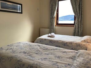4 bedrooms, iron/ironing board, WiFi, bed sheets - Unique and spacious holiday house set on the sea front (Kyle of Lochalsh)