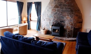 TV, fireplace, DVD player, books - Unique and spacious holiday house set on the sea front (Kyle of Lochalsh)