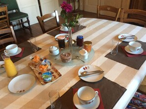 Free daily continental breakfast 