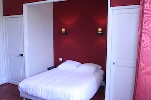 Standard Room, 1 Double Bed | Individually decorated, individually furnished, blackout curtains