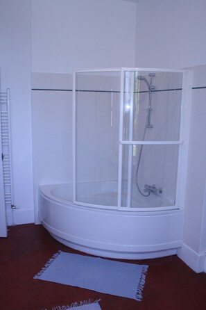 Chambre Standard, 1 lit double | Baignoire relaxante profonde