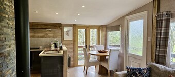 Rowan Tree Lodge with Hot Tub, a beautiful Woodland Retreat in Shropshire