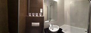 Duschwanne, Haartrockner, Bidet, Handtücher
