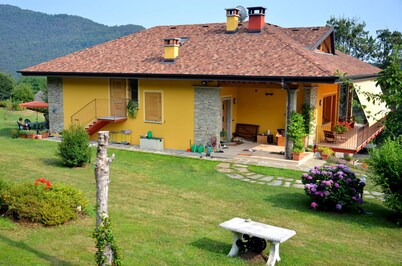 House with large garden overlooking Lake Maggiore