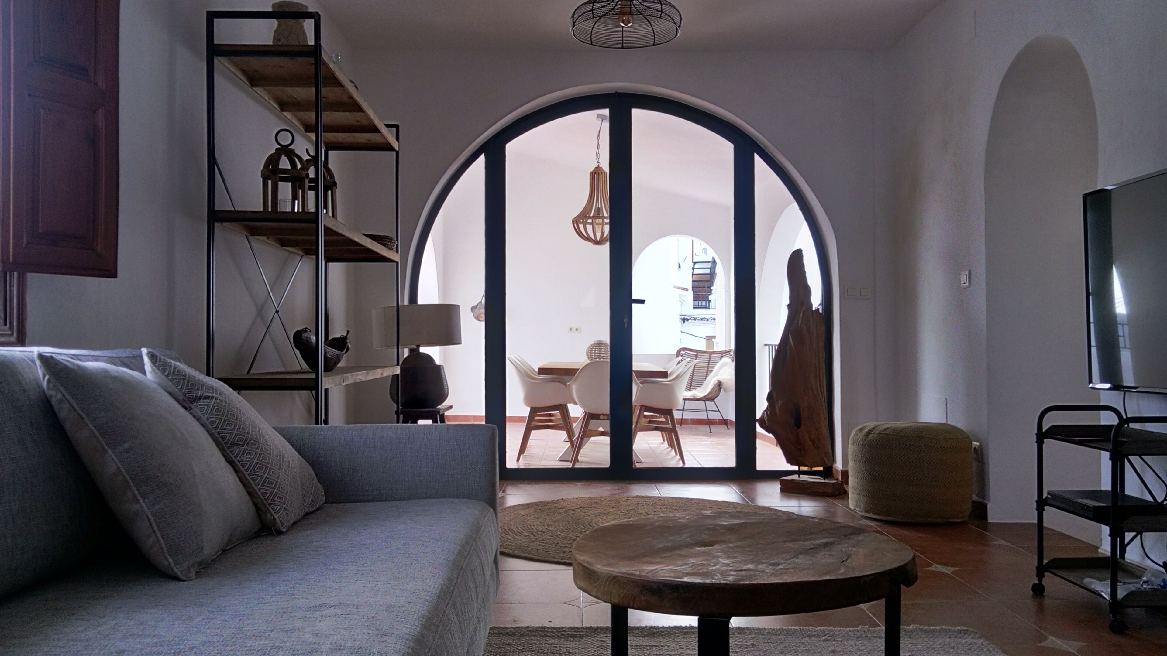 TV, peis, DVD-spiller og bøker