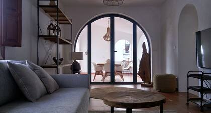 Tilava tyylikäs talo, jossa 4 terassia, WIFI , meren / kylän / vuoristo