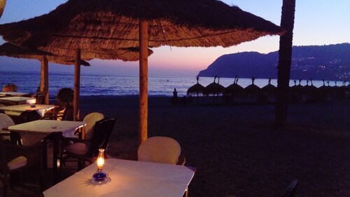 Tilava tyylikäs talo, jossa 4 terassia, WIFI , meren / kylän / vuoristo