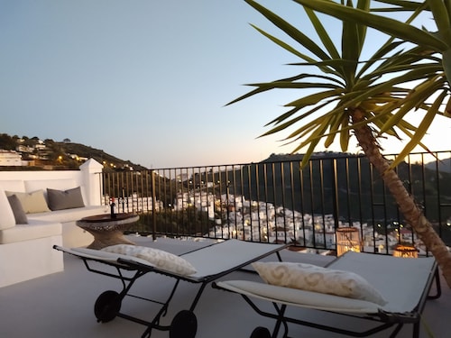 Geräumiges, stilvolles Dorfhaus mit 3 Terrassen, WIFI, Meer / Dorf / Ber