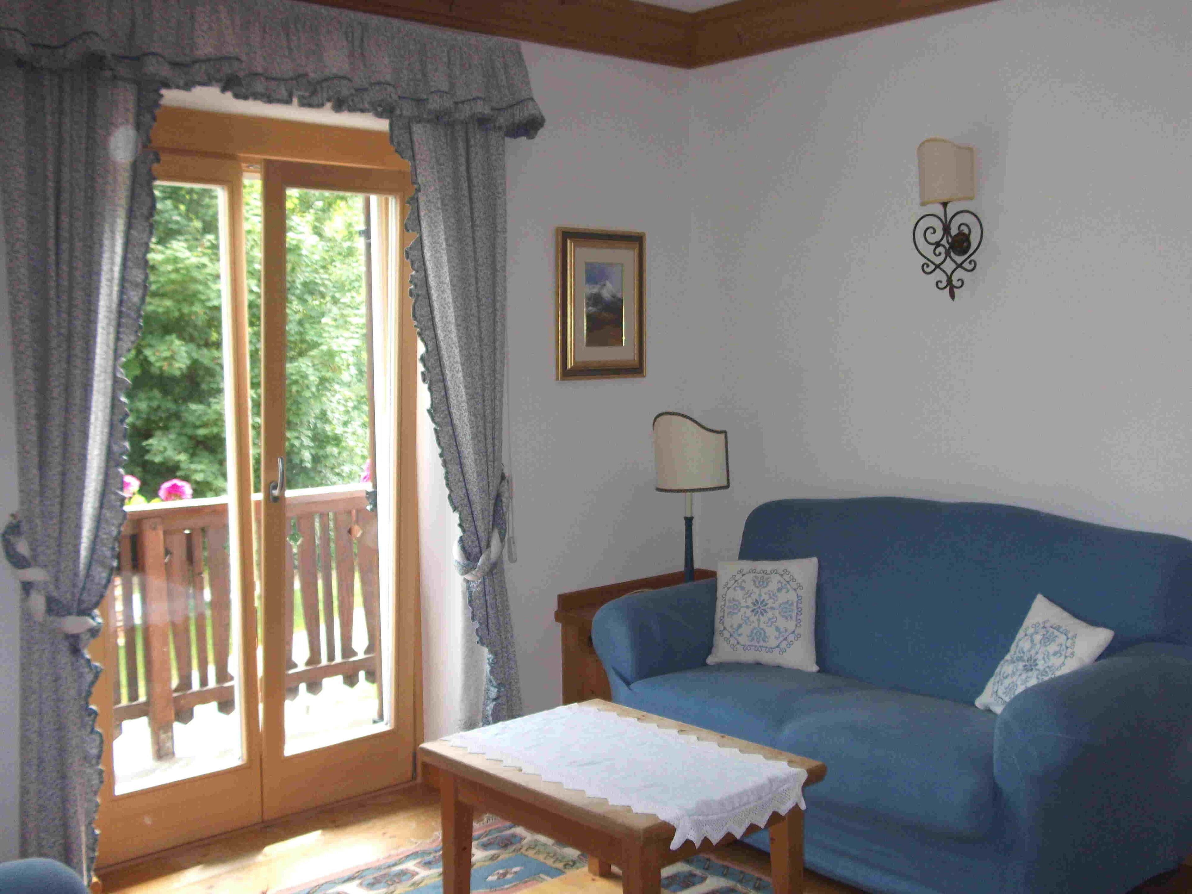 Una Smart TV, un reproductor de DVD, libros, una videoteca